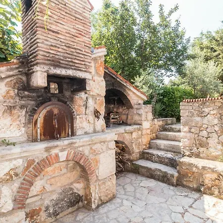 Country House Apartments *