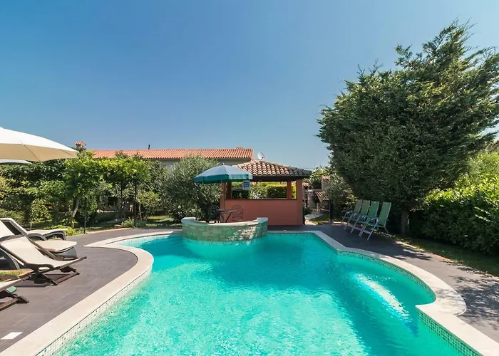 Country House Apartments *