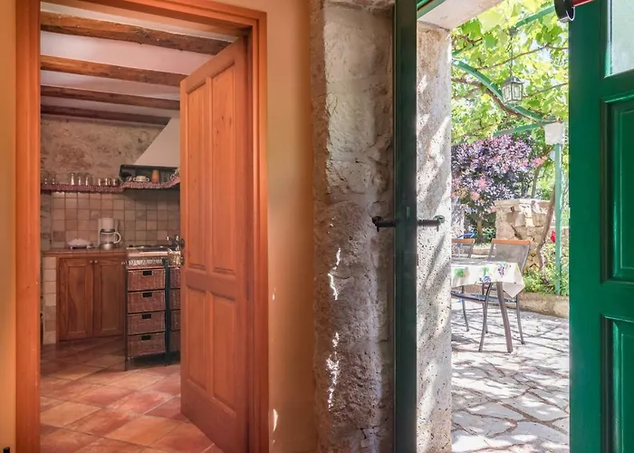 Country House Apartments *