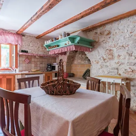 Country House Apartments *