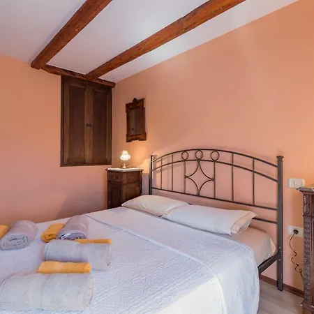 Country House Apartments *