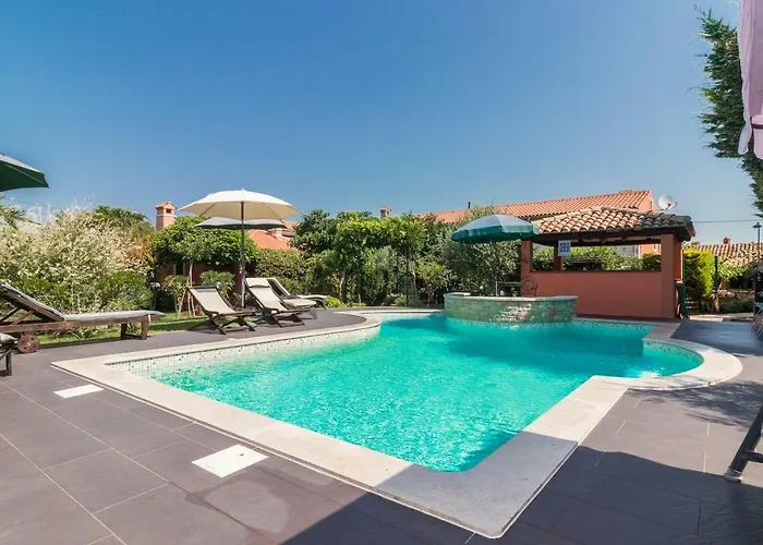 Country House Apartments 아파트 풀라