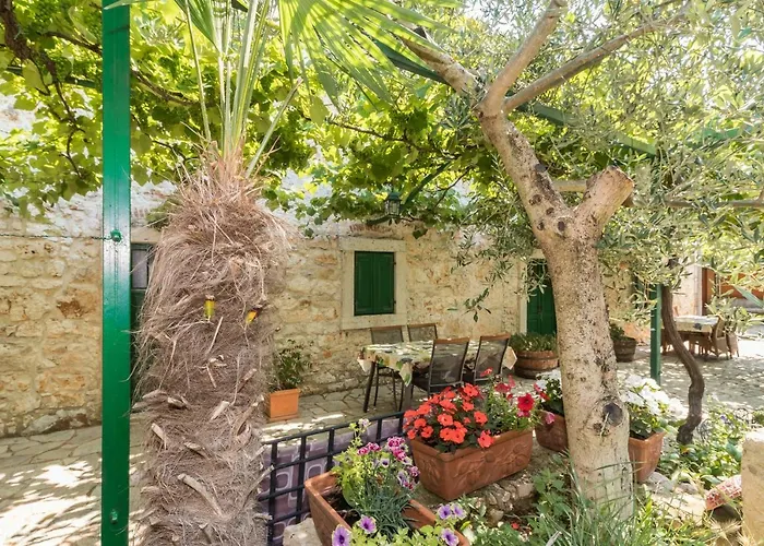 아파트 Country House Apartments 풀라