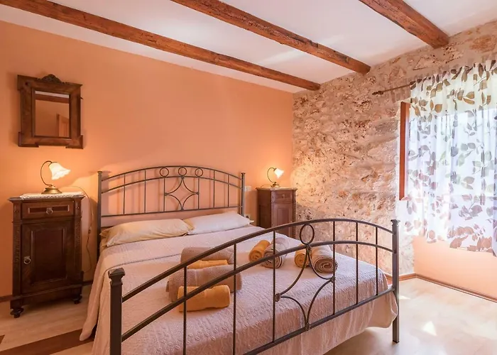 아파트 Country House Apartments 풀라